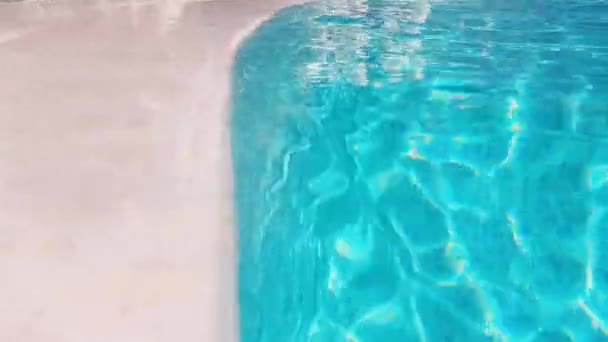 Piscina con agua azul cristalina como vacaciones de verano y vacaciones tropicales paradisíacas en el fondo b-roll junto a la piscina — Vídeo de stock