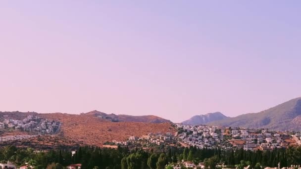 Coucher de soleil sur les montagnes, paysage naturel et village de montagne dans la région méditerranéenne, destination de vacances et voyage b-roll — Video