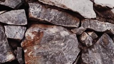 Mimari detay olarak doğal taş dokusu, inşaat malzemesi ve bina tasarımı B-roll arkaplan