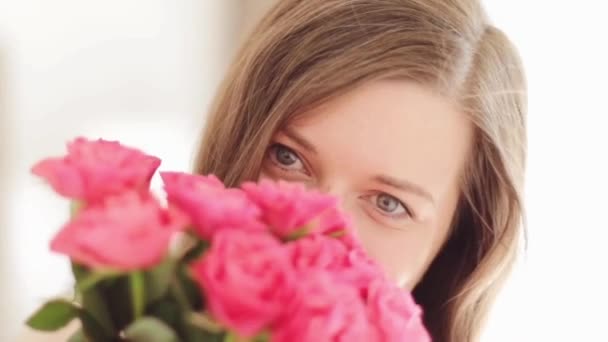 Gelukkige mooie vrouw glimlachend, ontvangen boeket van roos bloemen als bloemen vakantie cadeau, romantisch cadeau en liefde verrassing, mensen en feestdagen — Stockvideo