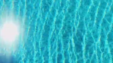 Yaz tatili olarak kristal mavi suyla yüzme havuzu ve havuz kenarında tropik cennet tatili.