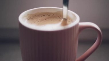 Sabahları sıcak latte kahve, rahatlatıcı bir atmosfer.