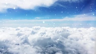 Sihirli Noel arkaplanı, düşen kar ve bulutlar, doğada ve kış mevsiminde güzellik 