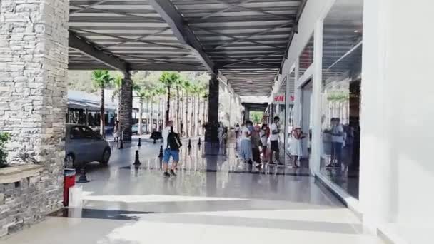 Bodrum Midtown εμπορικό κέντρο, καταστήματα εμπορικό σήμα και τους τουρίστες εξωτερική — Αρχείο Βίντεο