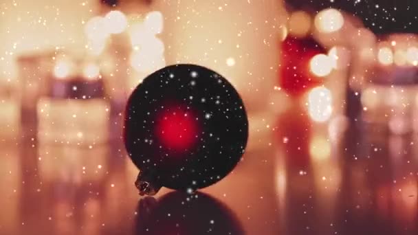Karlı Noel tatili arkaplanı, kar ve kırmızı mücevher şenlikli kış süslemesi — Stok video