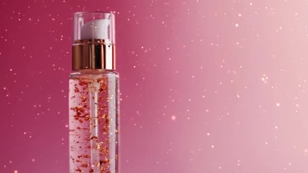 Piękny produkt do pielęgnacji skóry na różowym tle ze złotym wakacyjnym brokatem, makijażem i kosmetykami — Wideo stockowe