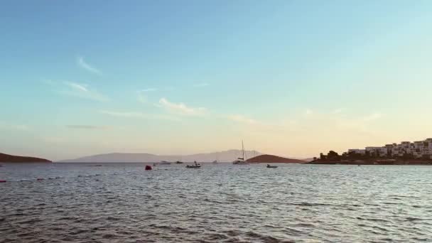 Havslandskap vid solnedgången, hav och berg på sommaren, resmål, strandsemester och sommarsemester b-roll — Stockvideo