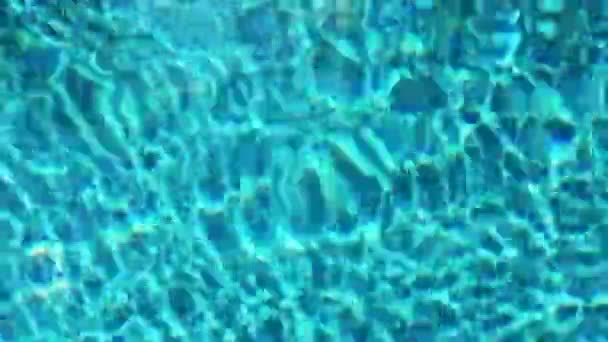 Piscina com água azul cristalina como férias de verão e férias paradisíacas tropicais na piscina b-roll fundo — Vídeo de Stock