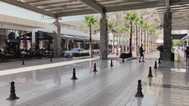 Bodrum Midtown Einkaufszentrum, Markenläden und Touristen im Freien — Stockvideo