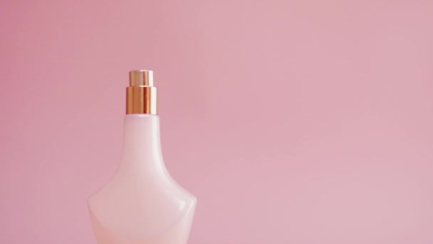 具有女性花香的香水和芬芳作为粉红背景的美容产品促销 — 图库视频影像