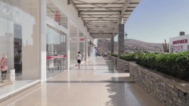 Bodrum Midtown Alışveriş Merkezi, Marka mağazaları ve turistler