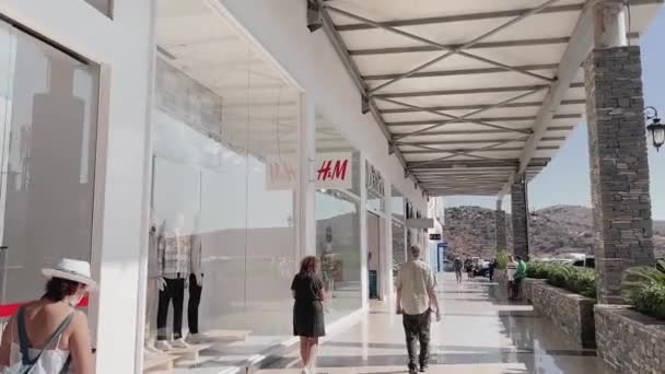 HM logo op de merkwinkel in het winkelcentrum buiten — Stockvideo