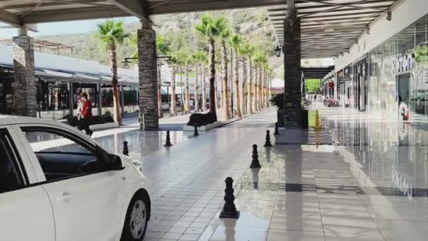 Bodrum Midtown Einkaufszentrum, Markenläden und Touristen im Freien — Stockvideo