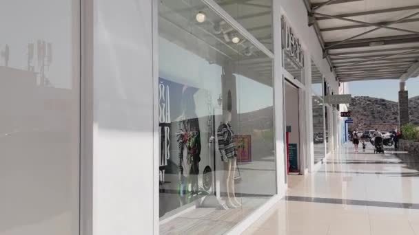 Λογότυπο HM υπογράψει σε κατάστημα μάρκας στο εμπορικό κέντρο σε εξωτερικούς χώρους — Αρχείο Βίντεο
