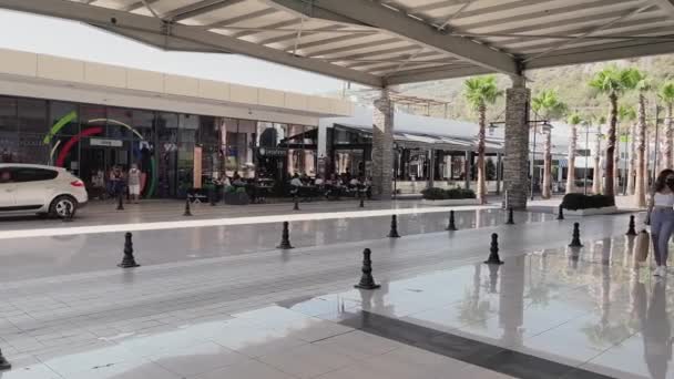 Bodrum Midtown shopping center, lojas de marca e turistas ao ar livre — Vídeo de Stock