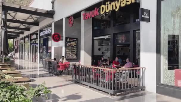 Bodrum Midtown Alışveriş Merkezi, Marka mağazaları ve turistler — Stok video