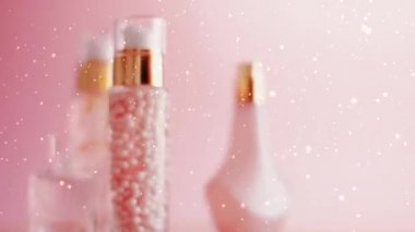 Güzellik, makyaj ve kozmetik ürünlerinin tanıtımı pembe arka planda tatil simleriyle