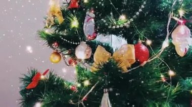 Noel ağacı, düşen kar ve ışıltı, kış tatilinde evde yapılan şenlikli süslemeler.