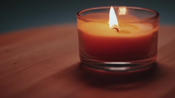 Humor de férias, vela perfumada ardente à noite, atmosfera relaxante — Vídeo de Stock