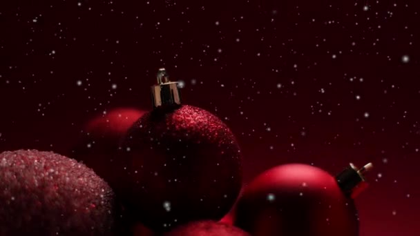 Red decorative Christmas baubles as festive winter holiday background, falling snow and glitter — Stock Video