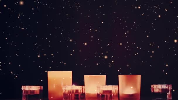 Altın mumlar ve tatil simleri romantik arka plan olarak, altın parçacıklar akıntıya karşı akıyor — Stok video