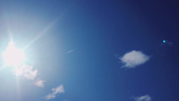 Cielo azul, sol y nubes como fondo de la naturaleza b-roll — Vídeos de Stock