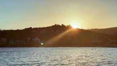 Gün batımında deniz manzarası, yazın deniz ve dağlar, seyahat yerleri, sahil kaçamakları ve yaz tatilleri.