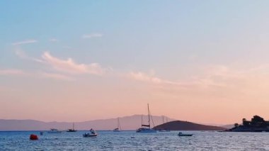 Gün batımında deniz manzarası, yazın deniz ve dağlar, seyahat yerleri, sahil kaçamakları ve yaz tatilleri.
