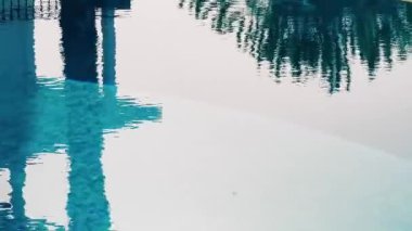 Yaz tatili olarak kristal mavi suyla yüzme havuzu ve havuz kenarında tropik cennet tatili.