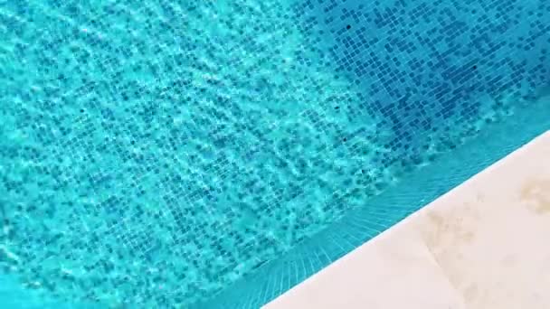 プールサイドでの夏休みと熱帯の楽園休暇としてクリスタルブルーの水とスイミングプールのトップビューBロールの背景 — ストック動画