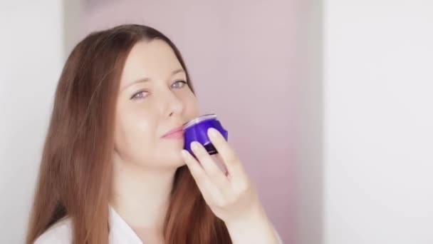 Schöne Frau mit strahlend gesunder Haut mit natürlichem Hautpflegeprodukt, Gesichtscreme Feuchtigkeitscreme, kosmetischer Lotion oder Emulsionsmaske als Luxus-Hautpflege Routine und Kosmetikwerbung — Stockvideo