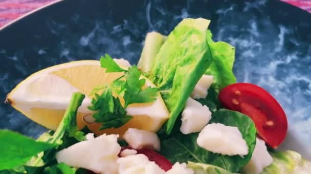 Insalata mediterranea con formaggio bianco e verdure fresche verdi sul piatto in un ristorante all'aperto — Video Stock