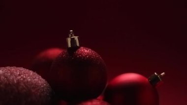 Kırmızı Noel tatili geçmişi, şenlikli kış süsü olarak mücevherler.