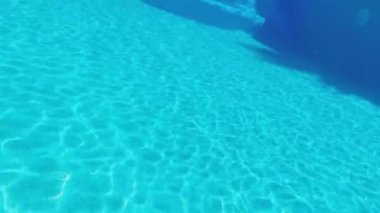 Su altında yüzme havuzu, villa ve palmiye ağacı yaz tatili ve tropik cennet tatili.