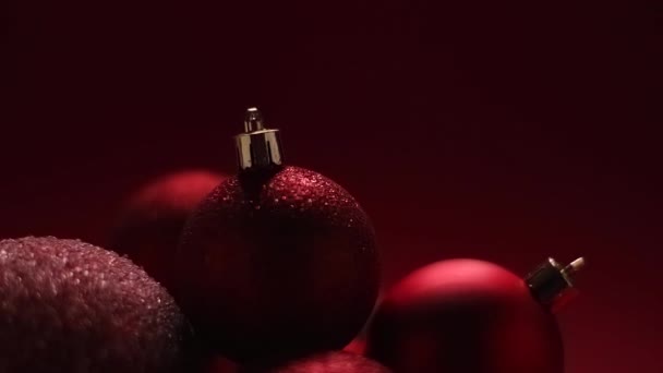 Fondo rojo de las fiestas de Navidad, adornos como decoración festiva de invierno — Vídeos de Stock