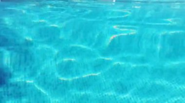 Yaz tatili olarak kristal mavi suyla yüzme havuzu ve havuz kenarında tropik cennet tatili.