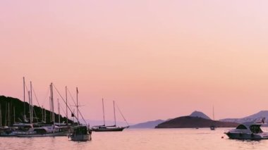 Yaz aylarında deniz manzarası, deniz ve dağlar üzerinde romantik günbatımı, seyahat yerleri, plaj kaçamakları ve yaz tatilleri.