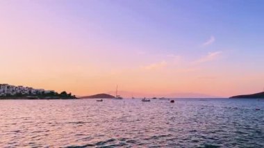 Gün batımında deniz manzarası, yazın deniz ve dağlar, seyahat yerleri, sahil kaçamakları ve yaz tatilleri.