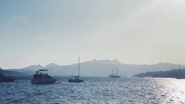 Deniz, yat ve seyahat konsepti, gün batımında körfezde tekneler ve yatlar