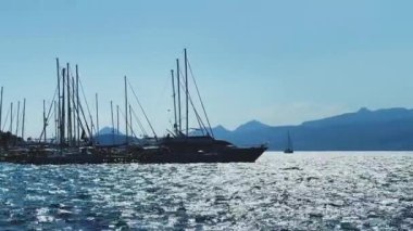 Deniz, yat ve seyahat konsepti, gün batımında körfezde tekneler ve yatlar