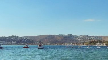 Deniz, yat ve seyahat konsepti, gün batımında körfezde tekneler ve yatlar