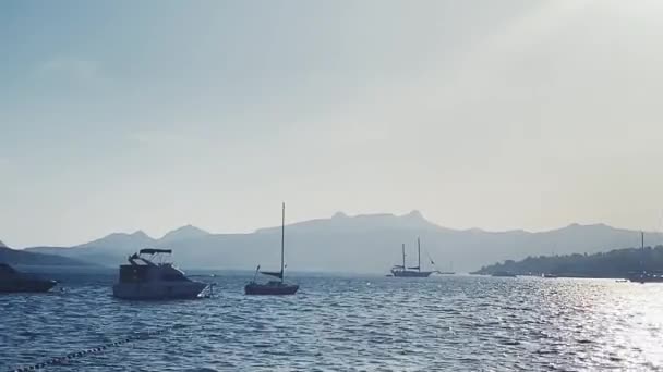Θάλασσα, yachting και ταξιδιωτικό concept, σκάφη και σκάφη στον κόλπο κατά το ηλιοβασίλεμα — Αρχείο Βίντεο