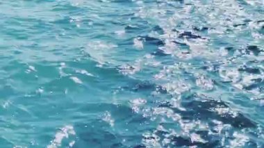 Deniz, doku ve kıyı doğası kavramı, mavi okyanus suyu yüzey arka planı, dalgalı dalgalar ve yaz tatili seyahati.
