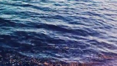 Deniz, doku ve kıyı konsepti, sahil ve sahil dalgaları gün batımında doğa arka planı olarak, yaz tatili seyahati.