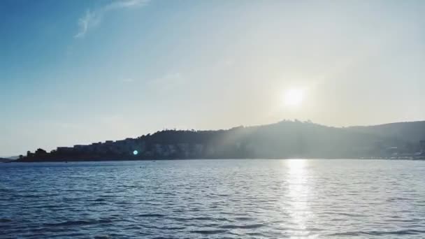 Laut, perjalanan dan alam konsep, laut dan gunung saat matahari terbenam — Stok Video