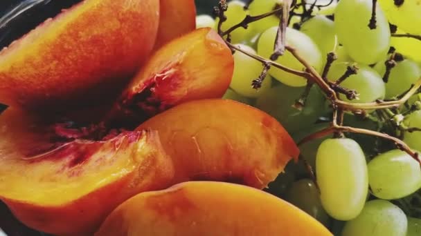 Yiyecek, diyet ve eko konsepti, dilimlenmiş organik meyveler tabakta meyve karışımı olarak — Stok video