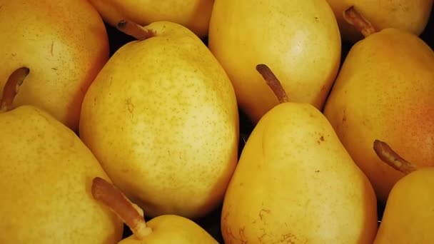 Τρόφιμα, γεωργία και βιολογική έννοια, ώριμα αχλάδια ως ολόκληρα φρούτα προς πώληση σε οικολογικό σούπερ μάρκετ — Αρχείο Βίντεο