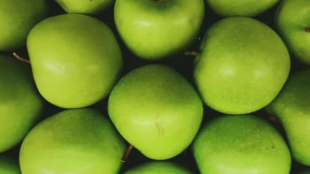 Alimentazione, agricoltura e concetto biologico, mele verdi mature come frutti interi in vendita nel supermercato ecologico — Video Stock