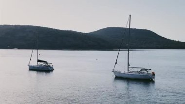 Deniz seyahati ve yaz yat konsepti. Huzurlu deniz, dağlar, körfezde tekne ve yat