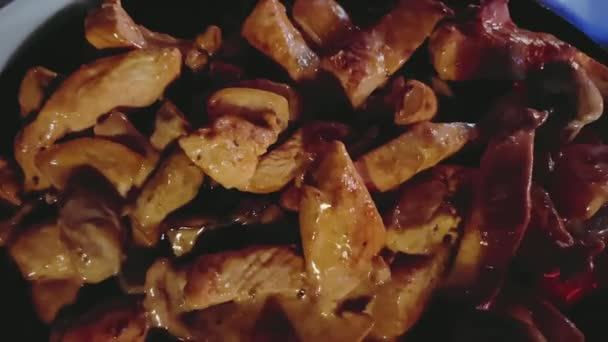 传统烹饪和蛋白质饮食的概念。热鸡砂锅放在煎锅里吃 — 图库视频影像